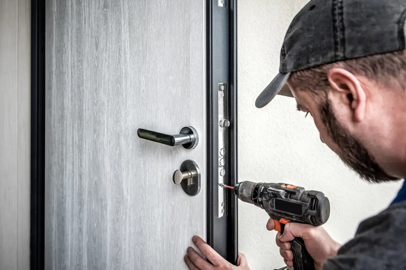 Serrurier renforçant une porte blindée à Bondy